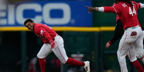 Reds ride their depth -- and Myers' walk-off hit -- to first win of '26