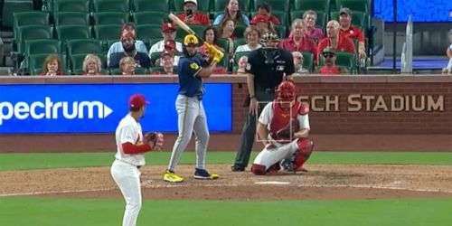 Chourio turns around to bat left-handed, hits one 360 feet!