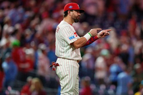 Kyle Schwarber continues home run pace, enjoys change of pace at first base