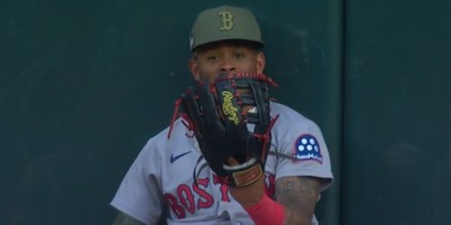 Game of millimeters: Baldwin's HR pops out of Rafaela's glove after near robbery