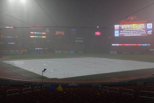 Soggy bottom: Braves wait around, find no joy in 2-1 loss