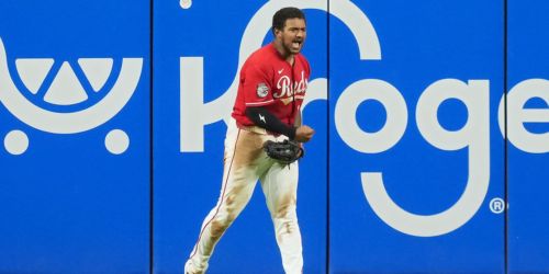 Reds split twin bill after Myers' impressive game-ending catch