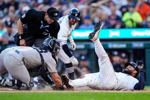 Yankees even series, Malgeri gets two hits in debut