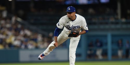 Cue the trumpets! Díaz returns on his bobblehead night, earns save
