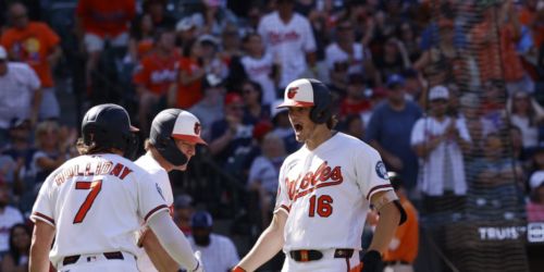 Mayo's 2-HR outburst helps O's gain ground on Guardians