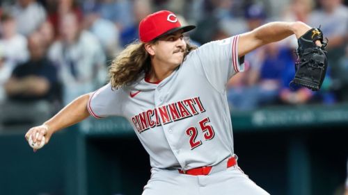 Reds' Lowder exits start with shoulder discomfort