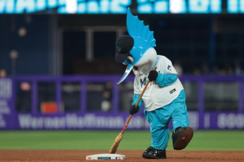 Mariners pay for their mistakes,  get swept in Miami