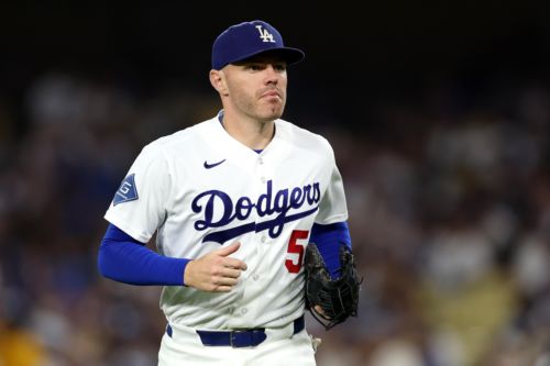 Freddie Freeman leaves game after falling into Royals dugout