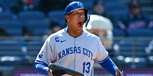 Amid historically frigid conditions, Royals' bats go cold in walk-off loss