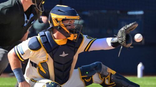 Veteran catcher opts out of contract with Brewers ahead of Opening Day