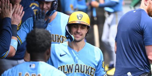 Frelick rejoins Brewers after IL stint despite torn labrum