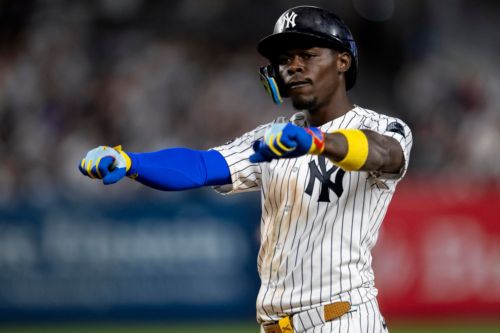 Yankees snap first-inning slump, pour it on late to level series against Astros