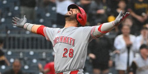 Down to final strike, Suárez's 3-run HR lifts Reds in rainy roller-coaster game