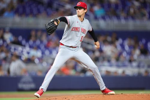 Streaking Reds pull out another close win, this time against the Marlins