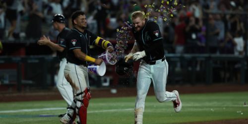 Walk-off! Smith extends D-backs' celebration after ceremony for '01 champs