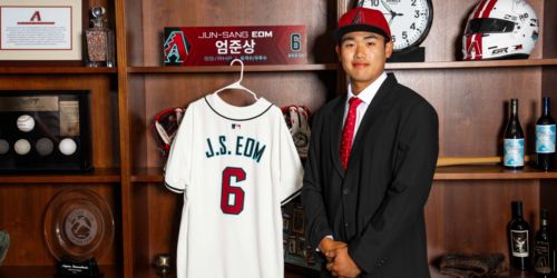 Two-way standout, a projected top pick in KBO Draft, signs with D-backs