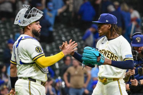 Brewers defeat Blue Jays 2-1 to end losing streak