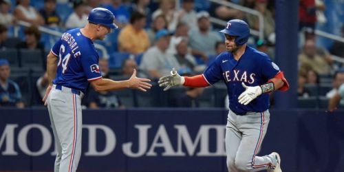 Journeyman Wynns launches first HR of '26, makes game-turning play behind plate