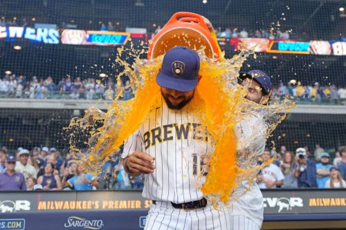 Brewers power their way to a rubber match win