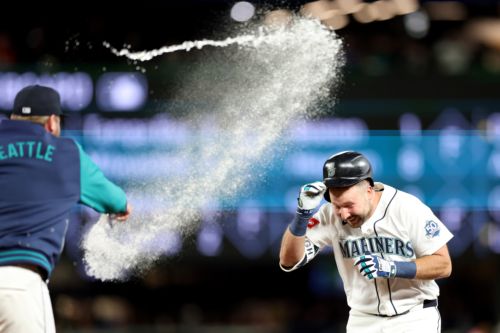 Cal Raleigh’s walk-off hit hands Yankees their first loss of 2026