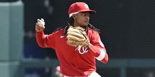 Abrams dazzles on defense in long-awaited debut at second base