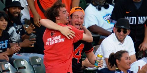 Luck strikes twice! O's fan snags two balls in two innings