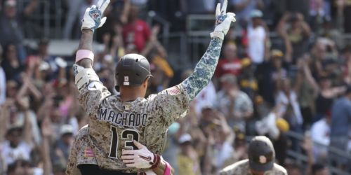 Castellanos' HR, Machado's walk-off lift Padres to 10-inning comeback victory