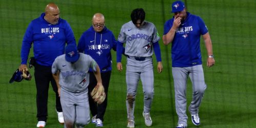 Bateman exits with right hip discomfort after outstanding sliding catch