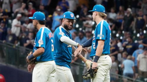 Brewers put exclamation point on postseason clinch with dominant win over Reds