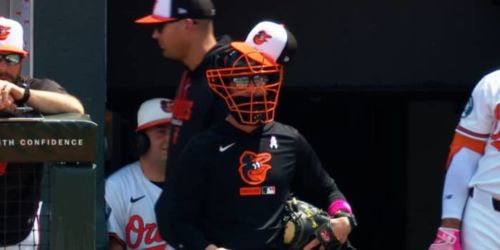 Better safe than sorry! Albernaz dons mask, glove in dugout