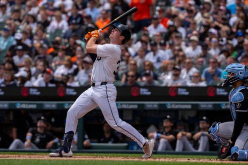 Tigers walk it off in extras to sweep White Sox