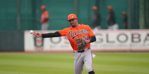 Utility infielder Vázquez exits after HBP, set for X-rays