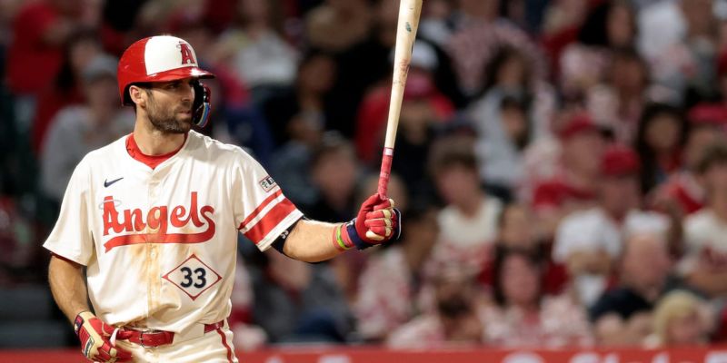 Angels add more depth, re-sign utilityman Taylor