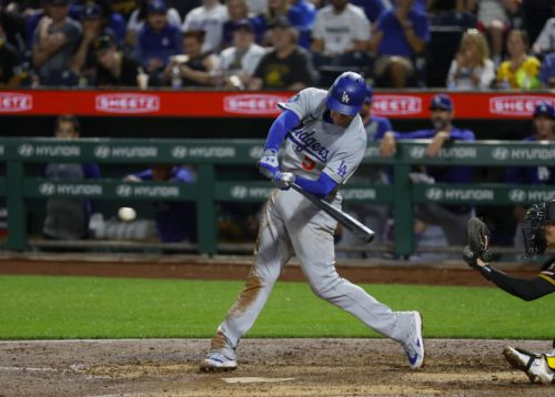 Freddie Freeman 7th player to get 2,500th hit while with Dodgers
