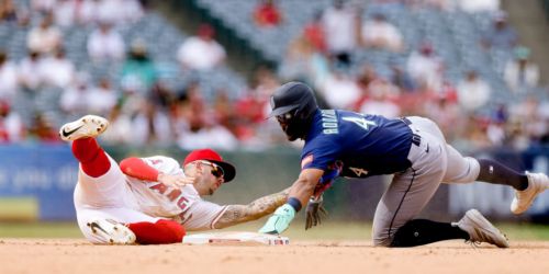 Mariners lose game of inches in frustrating extra-innings affair