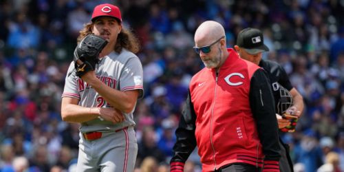 Lowder (right shoulder) exits early at end of tough road trip for Reds