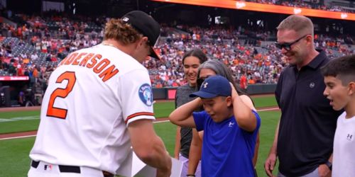 Gunnar gives back: O's shortstop surprises local kid with specialized cleats