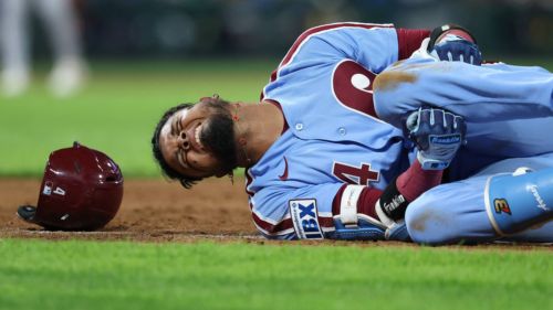 Phillies' Luis Arraez collapses in pain after awkward sprint to first vs. Brewers