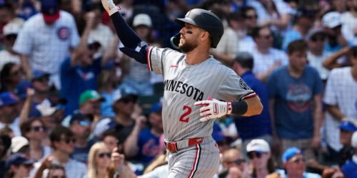 Clemens snaps out of skid with two-homer day at Wrigley Field