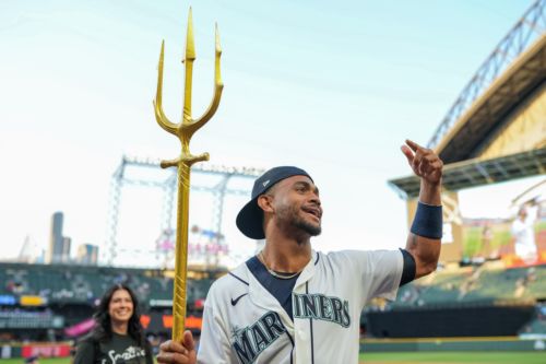 Mariners wait out Giants, win 4-3 in extras