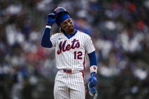 Listless Mets drop second straight to Marlins