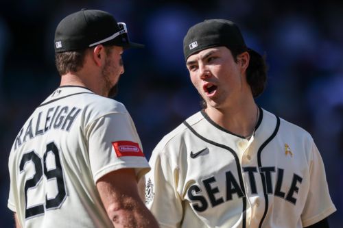 Bryan Woo brilliant as Mariners avoid sweep, win 2-0