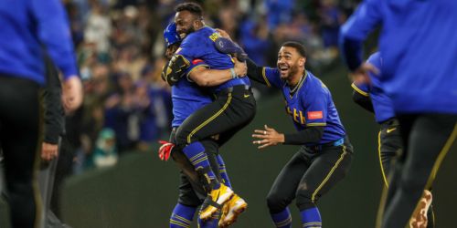 Mariners walk tightrope, then walk it off to climb back to .500