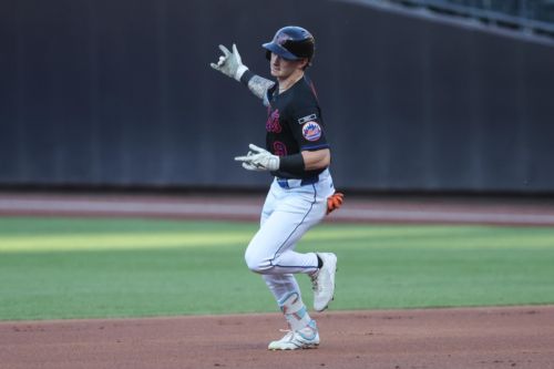 Five-run eighth propels Mets to 6-2 victory over Royals