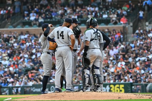 Sloppy Yankees drop series opener to Tigers