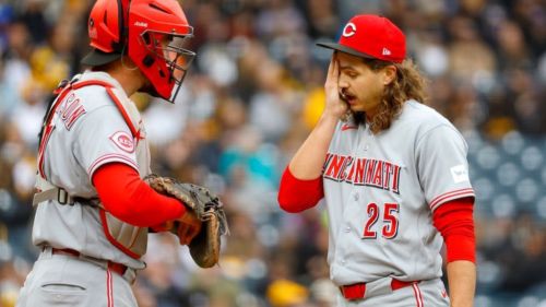 Reds issue 7 straight walks, tying MLB record