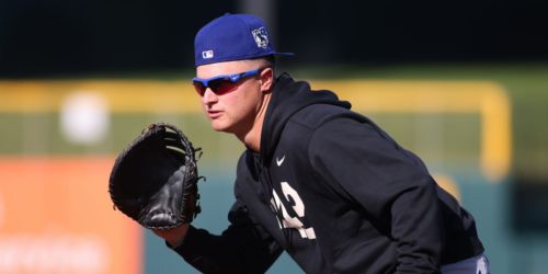 Who's in right? Pederson starts in outfield grass for first time in 3 years