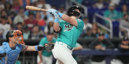 Marlins' scorching-hot June continues with sweep of Giants