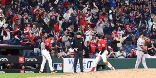 DeLauter sends 'em all home with go-ahead triple to help Guards top Astros