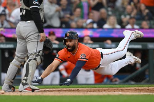 Blooper carries Tigers to victory in series opener over White Sox
